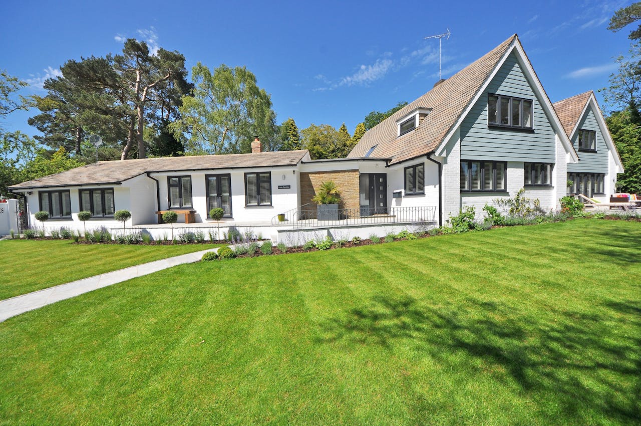 Oversized Lawn <br> 300+ sqm